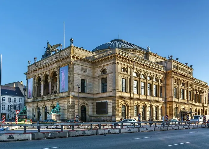 Stylish 5 Person Apartment In Vibrant Urban Area